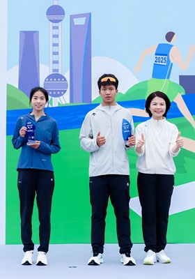 Cn lujing presented awards to the champion