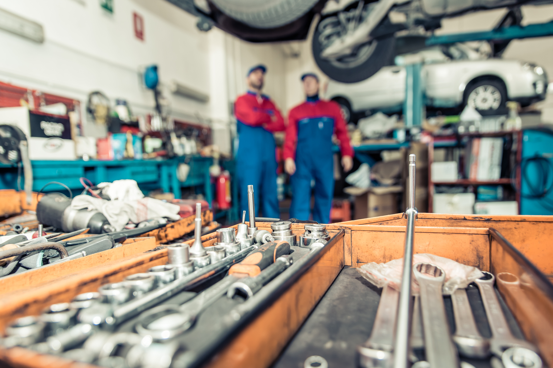 Px photo id two mechanics working on a car close up on mechanic tools