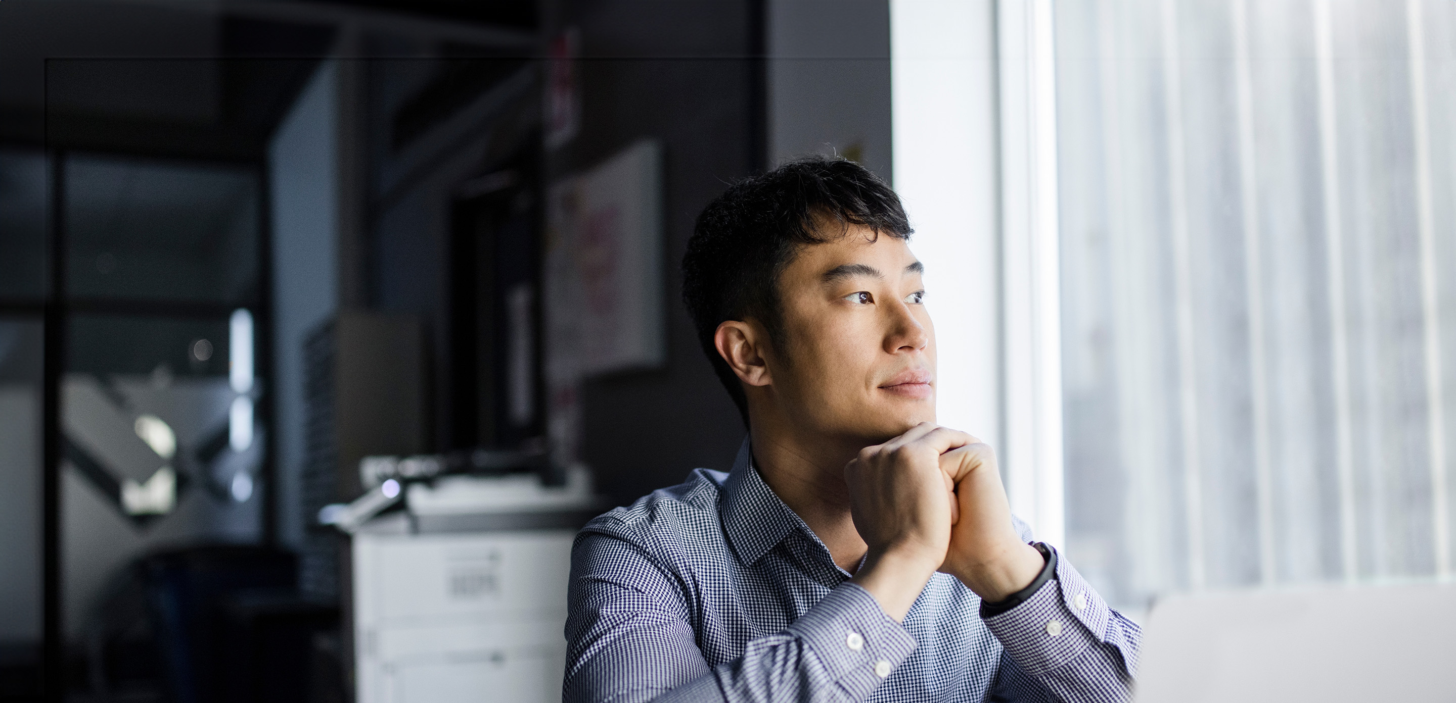 A man reads economic news and insights on his mobile phone.