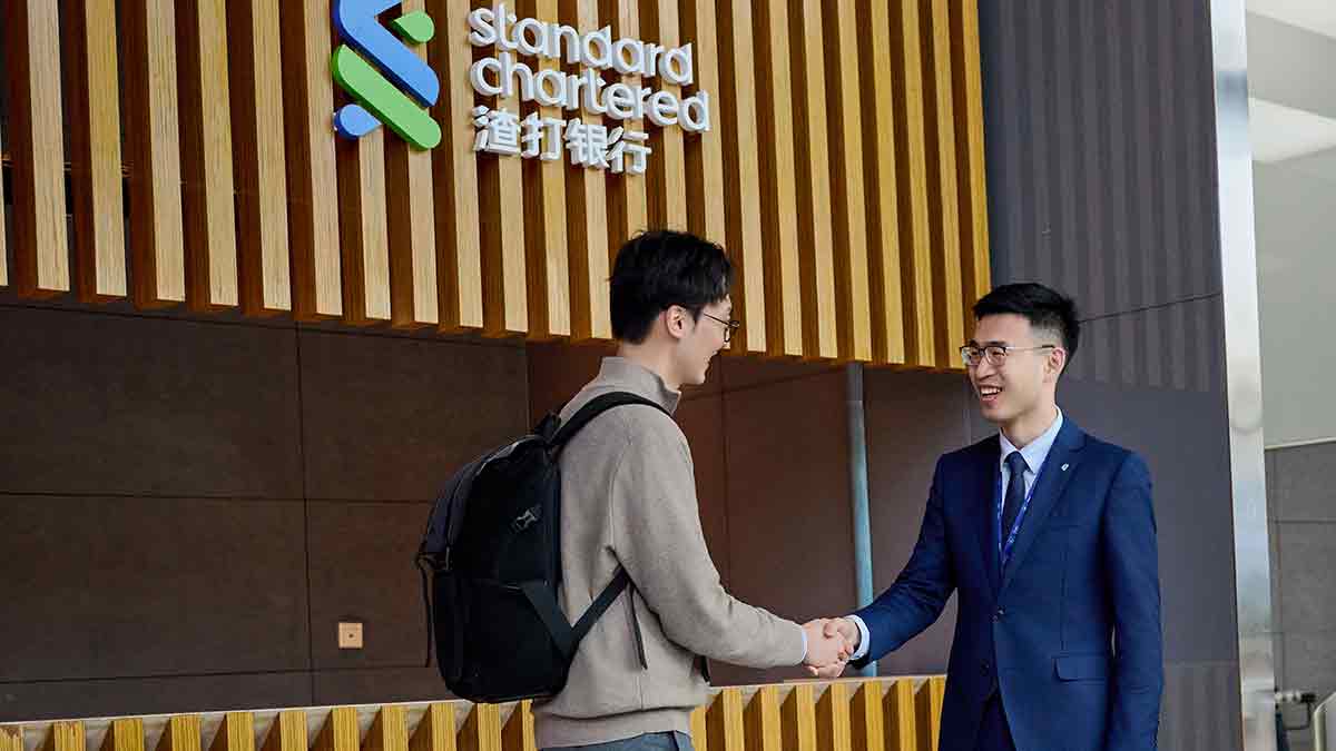 2 people meeting in the standard chartered office