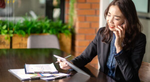 International Banking: International investments - lady on phone