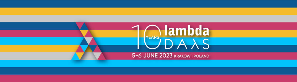 Lambda Days 2023 banner zawierający grafikę stworzoną z różnorodnych pasów koloru niebieskiego, żółtego i różowego