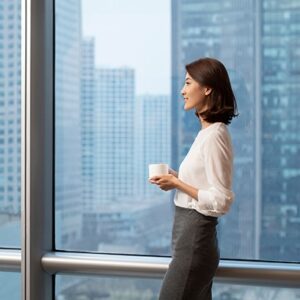 Je smiling woman looks out over a city