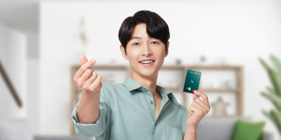 Song Joong-ki Oppa holding Standard Chartered Cathay Mastercard, giving out a finger heart