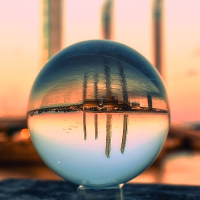 水晶球倒影着海濱的高樓大廈