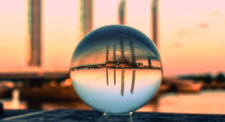 透過水晶球看到海港的倒影, 圖片用於環球理財的升級國際銀行服務