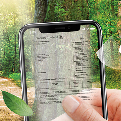 一隻手拿​​著顯示電子月結單的透明手機，背景透現出綠色樹林
