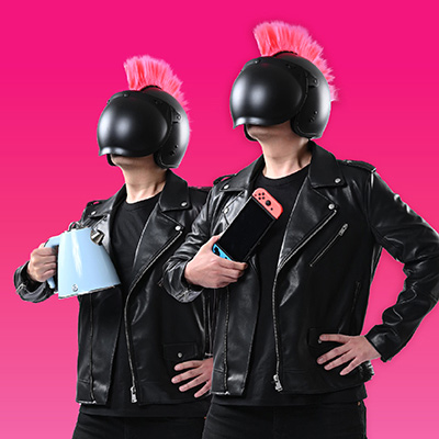 兩名身穿黑色皮褸及戴頭盔的人士手持Switch遊戲機及電熱水壺擺pose