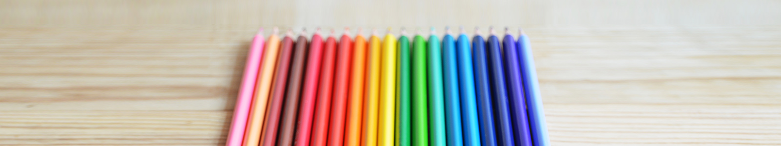 一堆顏色筆在桌面上並列擺放