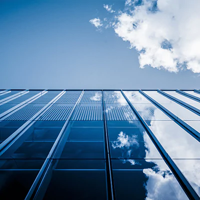 藍天及摩天大樓，圖片用於推廣最新市場觀點