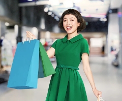 一名年輕女士微笑着購物中