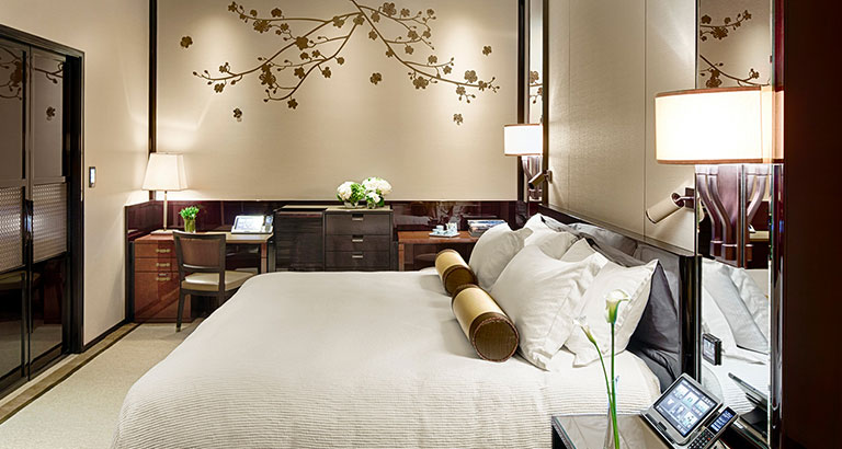 半島酒店大床房的房內環境, 用於推廣渣打信用卡與半島酒店的優惠