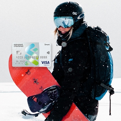 男士一個人在滑雪及渣打Smart卡的卡面, 用於推廣渣打Smart卡