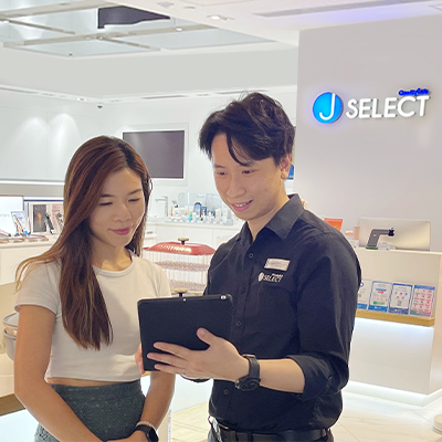 一名身穿黑色袖衫的營業員正在使用他手上的平板電腦在J Select店舖向女士推銷產品