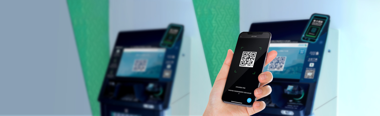 一隻手拿著手機，掃描ATM屏幕顯示的QR Cash二維碼