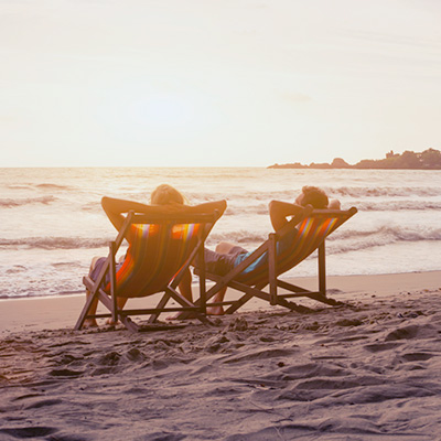 兩位男士在沙灘椅躺下並觀賞景色