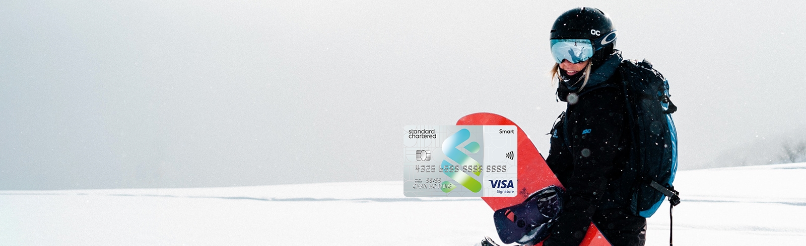 男士一個人在滑雪及渣打Smart卡的卡面, 用於推廣渣打Smart卡
