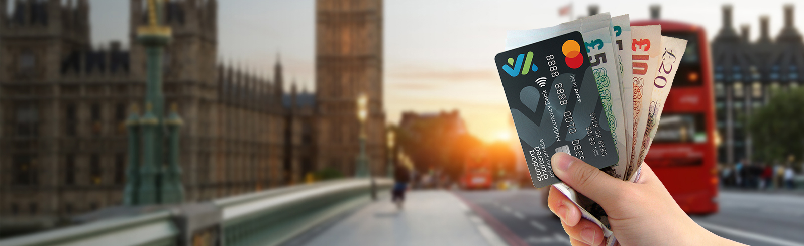 以倫敦街景為背景，手上拿著一張渣打多貨幣萬事達卡扣賬卡和外幣