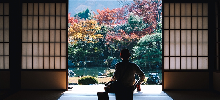 女士坐在日式旅館欣賞風景中