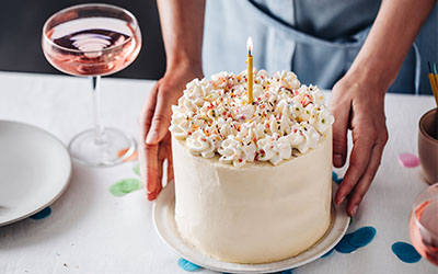 手捧生日蛋糕，圖片用於優先私人理財各種生日禮遇