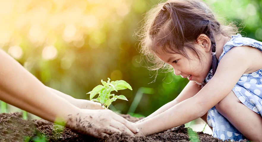 Sg little girl plant green 