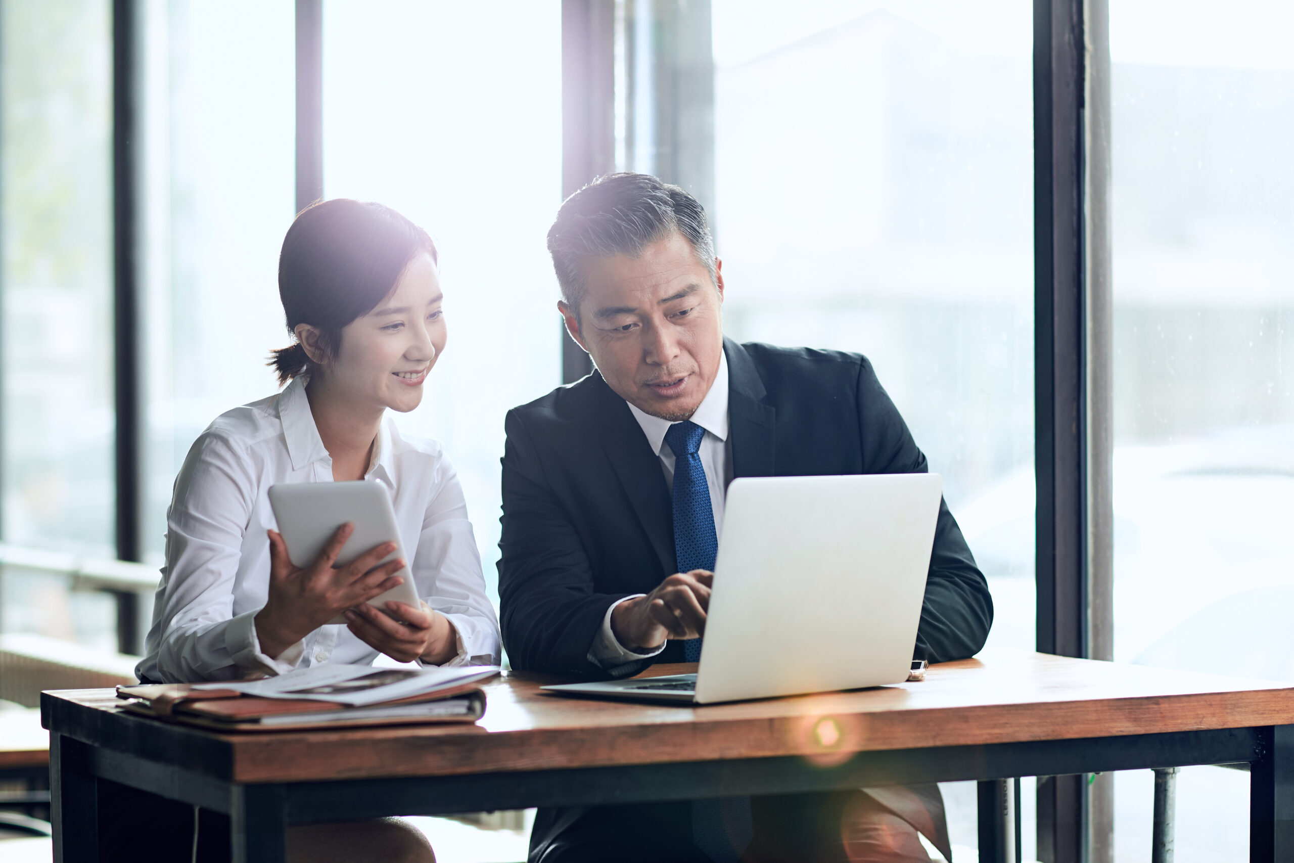 Business people work in the discussion